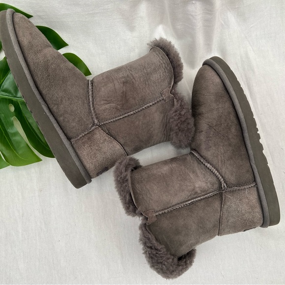 UGG gray Bailey Button sz 7 - Picture 5 of 16